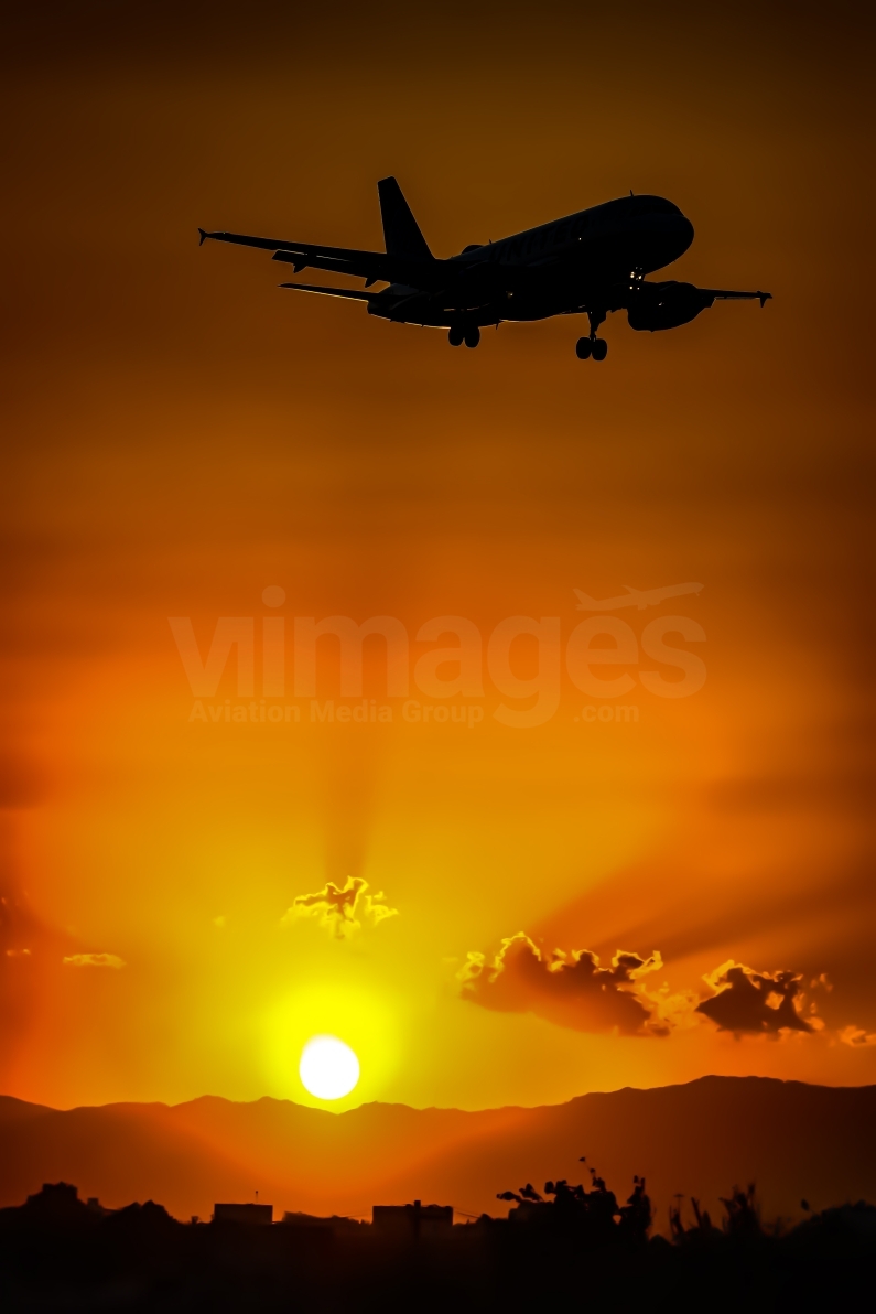 United Airlines Airbus A319-132 N880UA