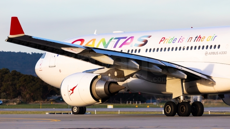 Qantas Airbus A330-202 VH-EBL