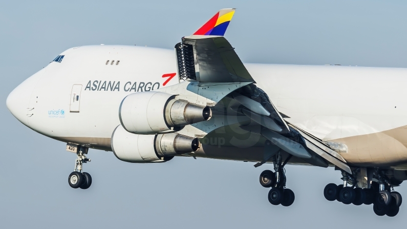 Asiana Airlines Boeing 747-48EF HL7420