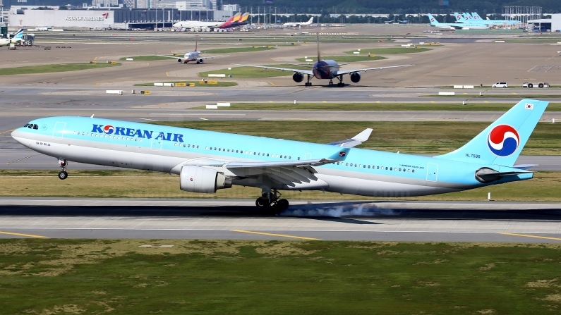 Korean Air Airbus A330-323 HL7586