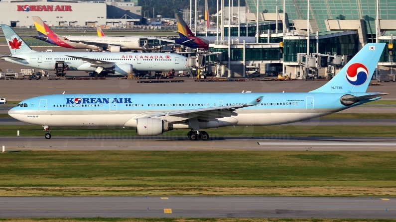 Korean Air Airbus A330-323 HL7586