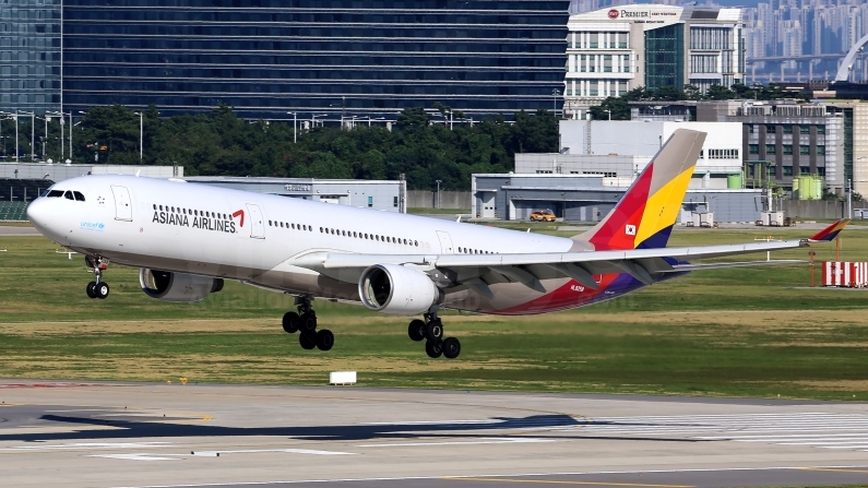 Asiana Airlines Airbus A330-323 HL8258