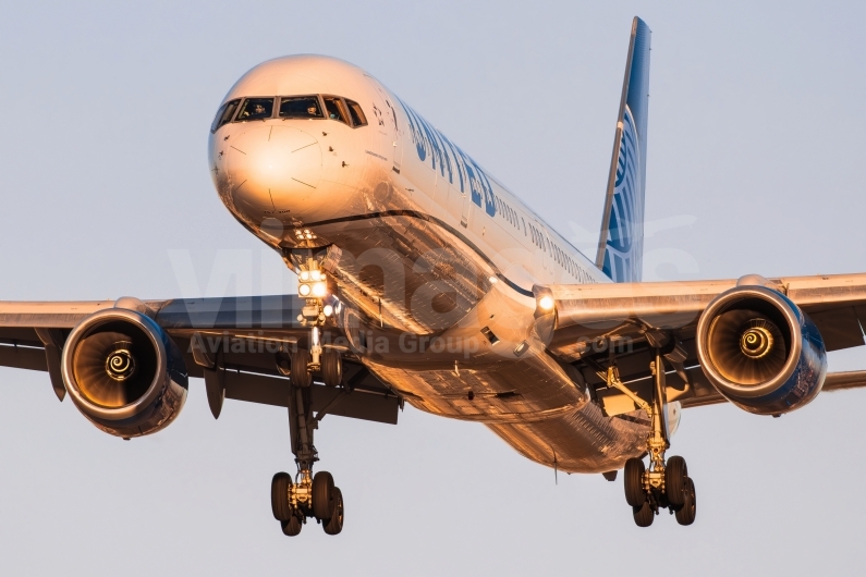 United Airlines Boeing 757-33N(WL) N57870