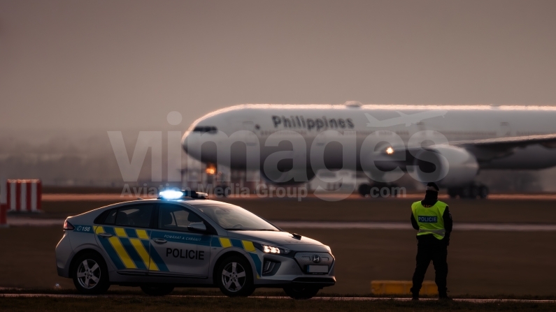 Philippines Airlines Boeing 777-3F6(ER) RP-C7778