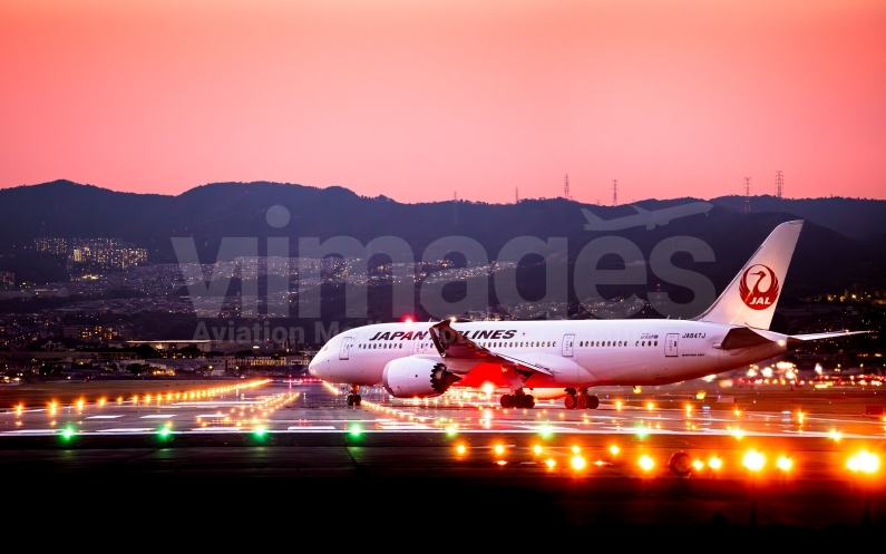 Japan Airlines Boeing 787-8 Dreamliner JA847J