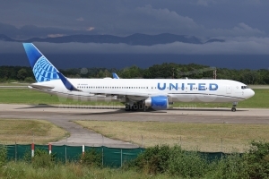 United Airlines Boeing 767-322(ER)(WL) N648UA
