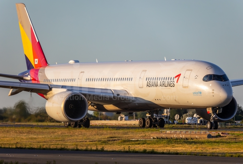 Asiana Airlines Airbus A350-941 HL7579