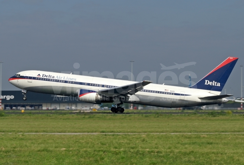 Delta Air Lines Boeing 767-332(ER) N1605