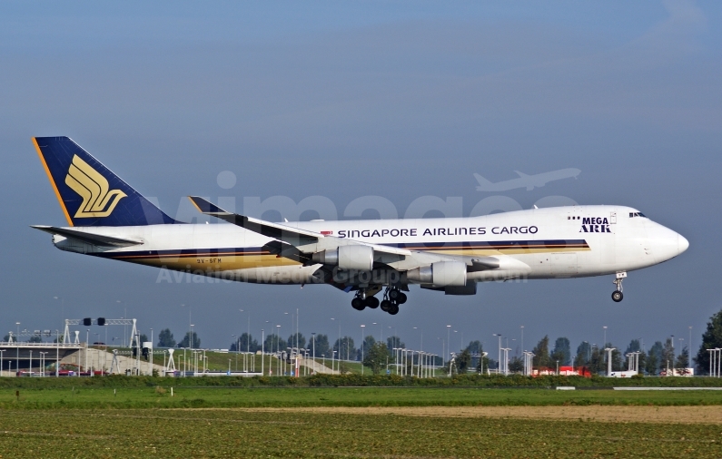 Singapore Airlines Boeing 747-412(F) 9V-SFM