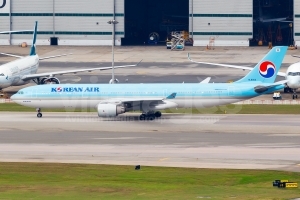 Korean Air Airbus A330-323 HL8002